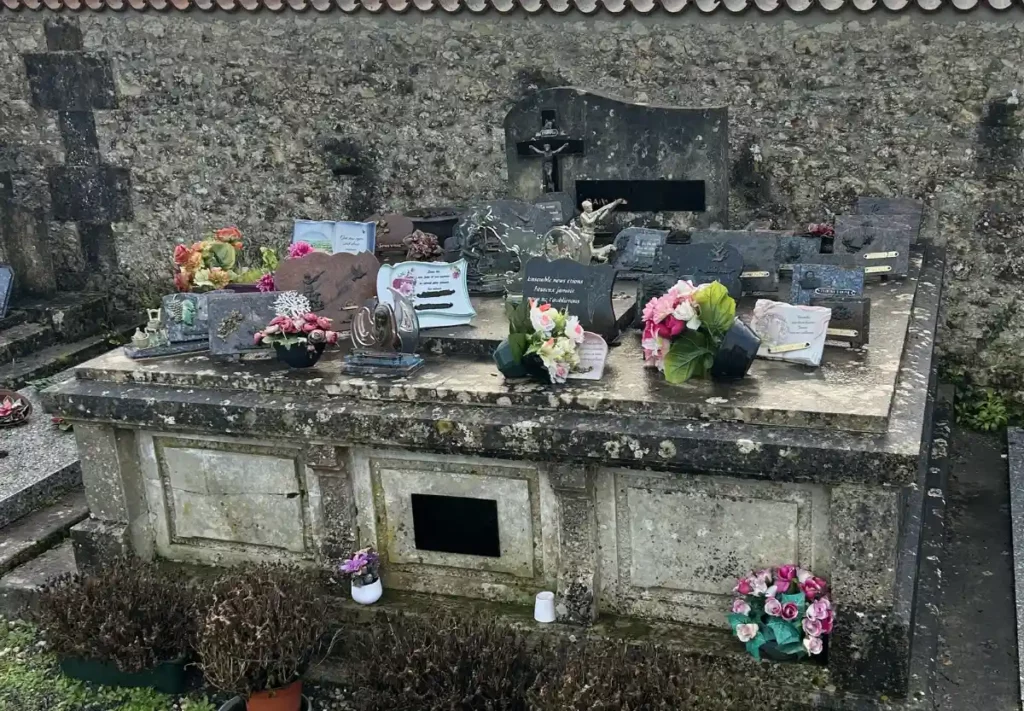 Caveau familial encrassé avant nettoyage et démoussage à Criteuil-la-Magdeleine en Charente (16)