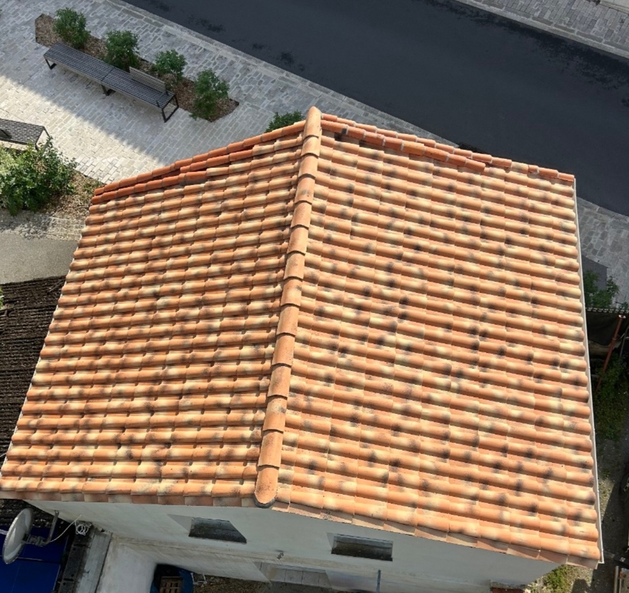 Toiture d'une maison après démoussage et nettoyage. Maison située a Barbezieux saint Hilaire